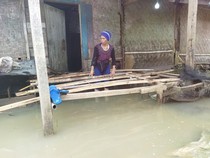 Video Pilu Korban Banjir Pandeglang: Rumah Rusak, Uang Jualan Hanyut