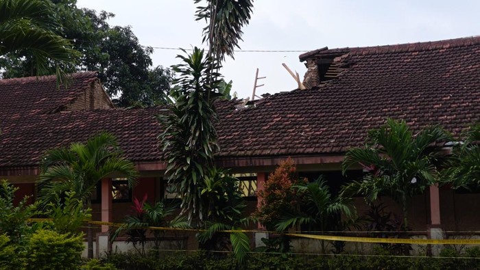 Atap SDN di Probolinggo ambruk