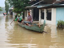 Hampir Sepekan Banjir Belum Surut, Warga Pati Naik Perahu untuk Cari Makan