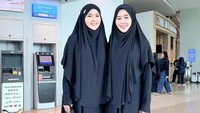 Bella Bonita (kiri) tampaknya mau ibadah ke Tanah Suci. (Foto: dok Instagram bellabonita_r.a)