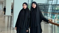 Penampilan Bella Bonita (kanan) berhijab bikin heboh netizen. Semoga sepulang umrah gak seksi lagi ya, komen @evanura09. Mbak Bella ayune poll pake gamis, komen @ariediah. (Foto: dok Instagram bellabonita_r.a)