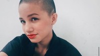 Bella Graceva di 2016 botak. Ia waktu itu memang lagi ada syuting film The Faboulous Udin. (Foto: dok Instagram bellagap)