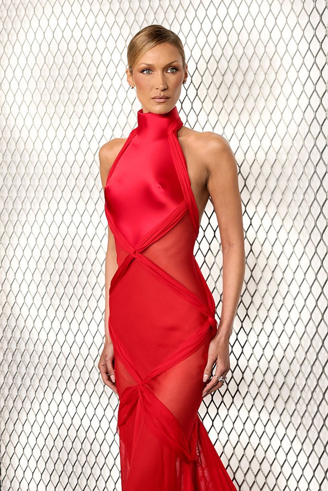 Gaun Merah Bella Hadid di Premiere 'The Beauty' Disorot, Tandai Debut ...