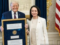 Video Pemimpin Oposisi Venezuela Berikan Hadiah Nobelnya untuk Trump