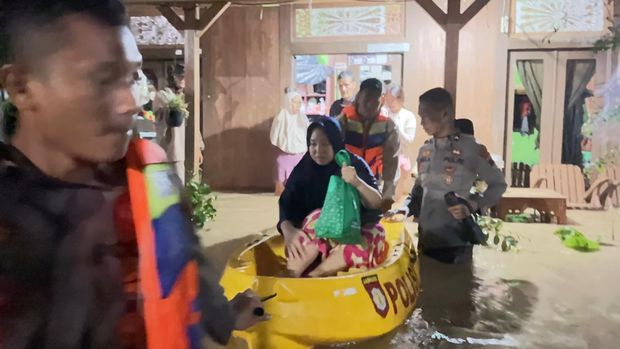 Personel Polres Kendal saat mengevakuasi warga terdampak banjir di Desa Kebonadem, Kecamatan Brangsong.