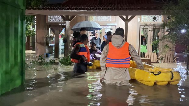 Personel Polres Kendal saat mengevakuasi warga terdampak banjir di Desa Kebonadem, Kecamatan Brangsong.