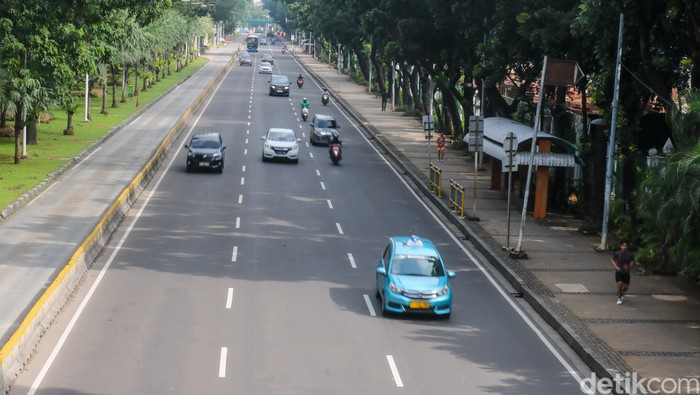 Pemberlakuan sistem ganjil genap di Jakarta ditiadakan pada hari ini, Jumat (16/1/2026). Kebijakan tersebut dilakukan seiring libur nasional Isra Miraj Nabi Muhammad SAW, sehingga aturan pembatasan kendaraan bermotor sementara tidak diterapkan.