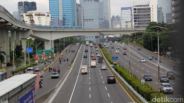 Pemberlakuan sistem ganjil genap di Jakarta ditiadakan pada hari ini, Jumat (16/1/2026). Kebijakan tersebut dilakukan seiring libur nasional Isra Miraj Nabi Muhammad SAW, sehingga aturan pembatasan kendaraan bermotor sementara tidak diterapkan.