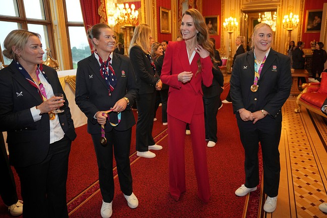 Dalam penampilan solo pertamanya di tahun ini, Kate Middleton menjadi tuan rumah sebuah resepsi untuk tim Rugby Wanita Inggris, beberapa bulan setelah kemenangan mereka di ajang Piala Dunia. Momen tersebut menjadi sorotan, terutama karena busana yang dikenakannya. (Foto: Kin Cheung/WPA Pool/Getty Images)