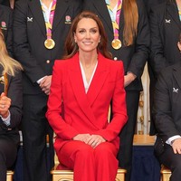 Untuk alas kaki, Kate memilih sepatu suede merah dari Gianvito Rossi yang senada, menciptakan tampilan monokromatik yang kuat. Konsistensi warna ini mempertegas kesan tegas sekaligus elegan. (Foto: Kin Cheung/WPA Pool/Getty Images)