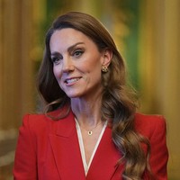 Ia memadukannya dengan blus putih berkerah V yang tampak samar di balik blazer. Setelan ini bukan barang baru di lemari Kate karena ibu tiga anak itu tercatat pernah mengenakannya pada 2022 dan 2023. (Foto: Kin Cheung/WPA Pool/Getty Images)