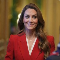 Pilihan warna merah bukan tanpa alasan. Julukan tim Rugby Wanita Inggris adalah “Red Roses”, dan Kate telah menjadi patron tim tersebut sejak 2022. Dengan demikian, busana merah yang dikenakannya menjadi simbol dukungan sekaligus penghormatan terhadap prestasi tim. (Foto: Kin Cheung/WPA Pool/Getty Images)