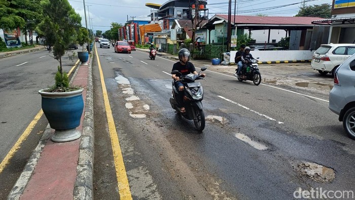 Jalan Trans Sulawesi di Pangkep rusak parah dan penuh lubang.