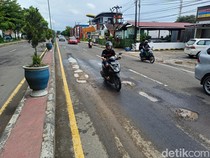 Jalan Poros Pangkep-Maros Penuh Lubang Bikin Ban Mobil Pecah