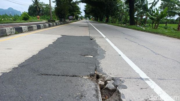 Jalan Trans Sulawesi di Pangkep rusak parah dan penuh lubang.