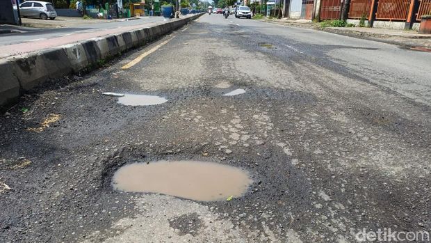 Jalan Trans Sulawesi di Pangkep rusak parah dan penuh lubang.