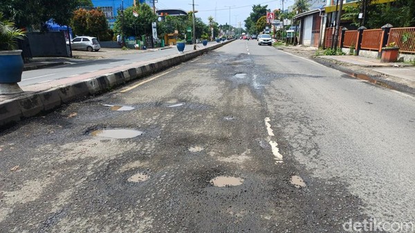 Penampakan Jalan Trans Sulawesi di Pangkep Penuh Lubang Bikin Ban Mobil Pecah
