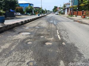 Penampakan Jalan Trans Sulawesi di Pangkep Penuh Lubang Bikin Ban Mobil Pecah