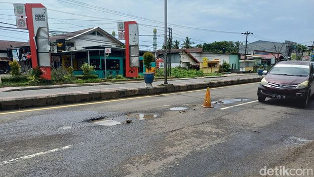 Jalan Trans Sulawesi di Pangkep rusak parah dan penuh lubang.
