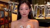 Di Instagram, Jennie BLACKPINK membuat video merayakan pertambahan usia ke-30. Terlihat ia memakai gaun hitam. (Foto: dok Instagram jennierubyjane)