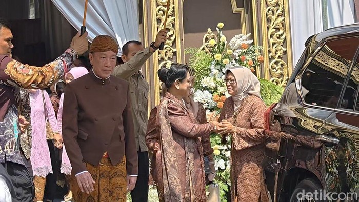 Jokowi hadiri pernikahan keponakan di Sumber, Banjarsari, Solo, Jumat (16/1/2026).