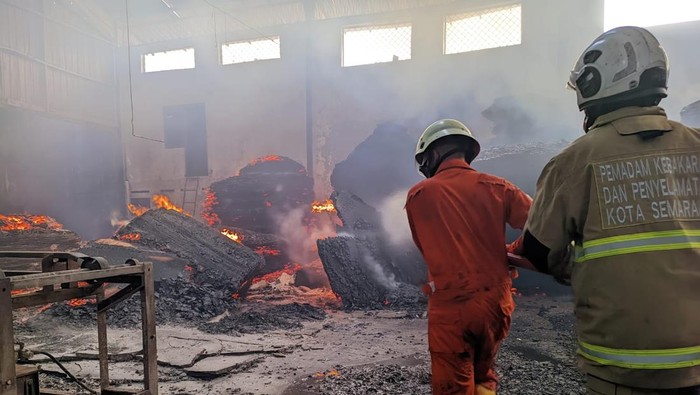 Pabrik Triplek di Terboyo Semarang Terbakar, Baru Padam Usai 6 Jam