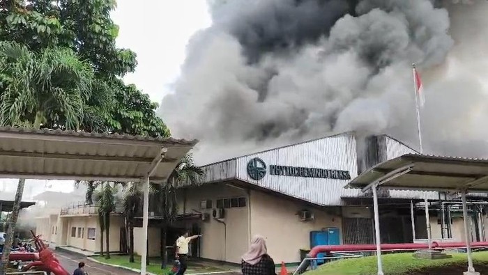 Pabrik Herbal di Gunung Putri Bogor Kebakaran, 5 Unit Damkar Dikerahkan