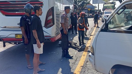 Kecelakaan lalu lintas melibatkan sepeda motor dengan bus di Jalan Denpasar-Gilimanuk tepatnya di Banjar Dinas Penyalin, Desa Samsam, Kecamatan Kerambitan, Jumat (16/1/2026). (Istimewa)