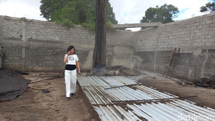 Kepala Dinas Lingkungan Hidup (DLH) Minahasa Utara (Minut), Olfi Kalengkongan saat meninjau pabrik arang yang asapnya mencemari permukiman.