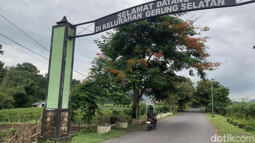 Kondisi Gapura Kelurahan Gerung Selatan yang bersih dari sampah seusai dipasangi CCTV, Kamis (15/1/2026). (M. Zahiruddin/detikBali)