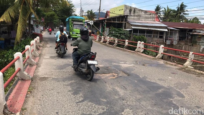 Kondisi jalan di jembatan Tandipau Palopo.
