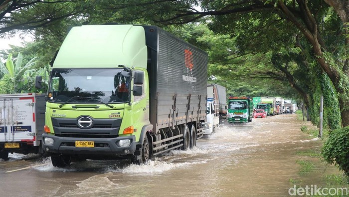 Kondisi Jalan Pantura Pati menuju Juwana ataupun Rembang terpantau kebanjiran, Jumat (16/1/2026).