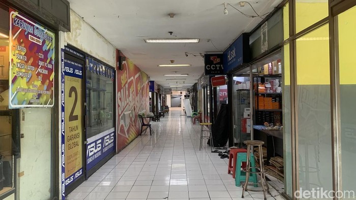 Kondisi lapak di lantai dasar eks Hi-Tech Mall Surabaya.