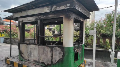 Kondisi loket karcis masuk Rumah Sakit Umum Daerah (RSUD) Klungkung setelah terbakar pada Jumat (16/1/2026). (Foto: Dok. Damkar Klungkung)