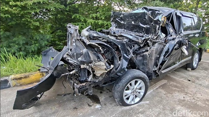 Kondisi mobil yang ditumpangi korban mengalami ringsek parah di bagian depan.