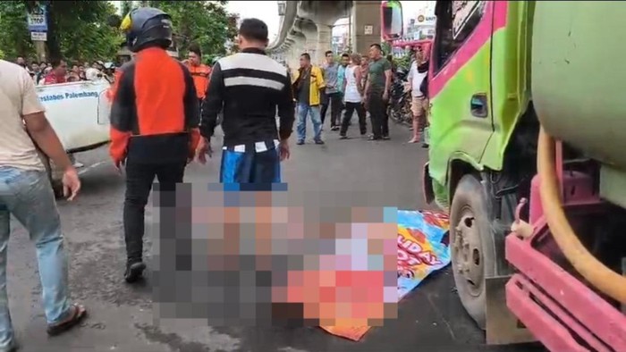 Pemotor di Palembang Tewas Ditabrak Truk Tangki Air