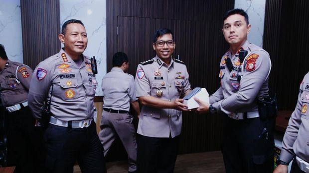 Korlantas Polri mulai mengoperasikan 40 unit ETLE Handheld Presisi di wilayah hukum Polda Metro Jaya.