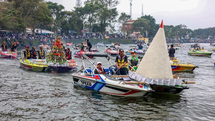 Sejumlah warga mengikuti tradisi labuhan sarangan di Telaga Sarangan, Magetan, Jawa Timur, Jumat (16/1/2026). Tradisi turun temurun yang digelar setahun sekali itu merupakan warisan budaya leluhur sebagai wujud rasa syukur kepada Tuhan yang Maha Esa atas rezeki yang melimpah serta sebagai ajang promosi wisata di kawasan tersebut. ANTARA FOTO/Muhammad Mada/bar