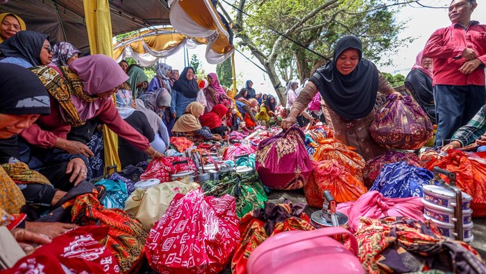 Sejumlah warga mengikuti tradisi labuhan sarangan di Telaga Sarangan, Magetan, Jawa Timur, Jumat (16/1/2026). Tradisi turun temurun yang digelar setahun sekali itu merupakan warisan budaya leluhur sebagai wujud rasa syukur kepada Tuhan yang Maha Esa atas rezeki yang melimpah serta sebagai ajang promosi wisata di kawasan tersebut. ANTARA FOTO/Muhammad Mada/bar