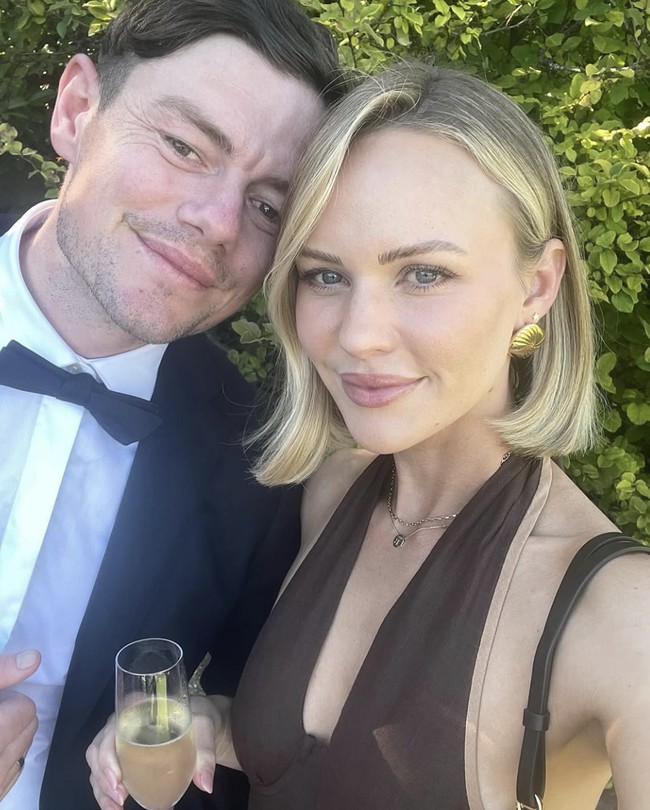 Namun di balik itu, Jules memiliki sahabat dekat sekaligus tetangga, Tess Crosley, yang kerap menghabiskan waktu bersama keluarga Neale. Kedekatan mereka sempat terlihat publik dalam sebuah foto usai Final AFL pada September. Foto: dok. Instagram