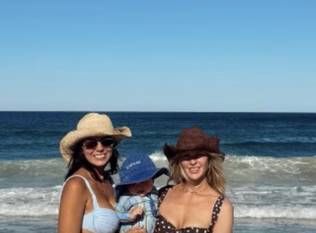 Meski perselingkuhan tersebut belum dikonfirmasi, namun Jules tidak lagi follow akun Tess dan Lachie. Padahal dari foto-foto sebelumnya keduanya terlihat begitu dekat, bahkan kerap berlibur bersama.  Foto: dok. Instagram