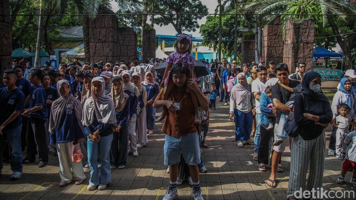 Sejumlah pegunjung berlibur dengam wisata edukasi di kawasan Ocean Dream, Ancol, Jakarta Utara, Jumat (16/1/2026).