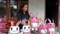 Hani mengaku pot karakter karyanya dijual secara luring melalui jaringan pertemanan. Satu pot karakter dijual antara Rp 20 ribu hingga Rp 35 ribu. Dalam sehari ia mampu memproduksi sekitar 10 pot.
