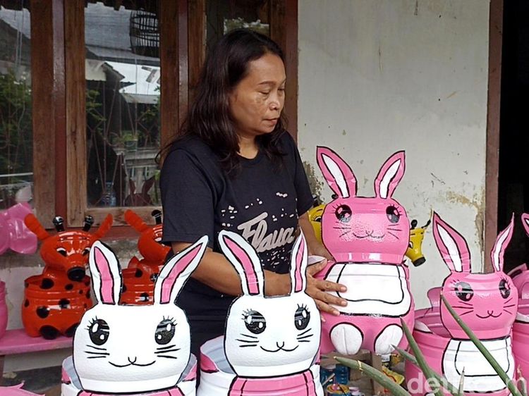 Limbah Galon Diubah Jadi Pot Bunga Karakter Unik