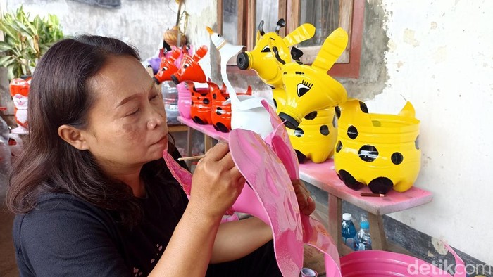 Limbah Galon Diubah Jadi Pot Bunga Karakter Unik