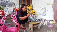 Keisengannya muncul saat melihat tumpukan galon sekali pakai di belakang rumah.