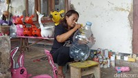 Usaha kreatif ini ditekuni Mimi Hani sejak empat bulan terakhir di saat pekerjaan rias pengantin sepi.
