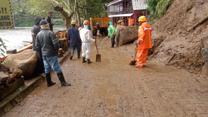 Longsor di jalan lingkar Sarangan sebelah barat