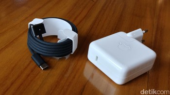 Apple menyertakan charger MagSafe beserta 70W USB-C power adaptor. Dalam paket Foto: Adi Fida Rahman/detikINET