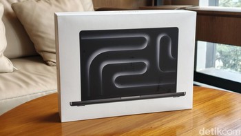 Setelah diperkenalkan secara global pada Oktober lalu, Apple akhirnya resmi memboyong MacBook Pro 14 inch dengan chip M5 ke pasar Indonesia. Laptop profesional yang membawa lompatan besar dalam performa kecerdasan buatan (AI) dan efisiensi daya . Foto: Adi Fida Rahman/detikINET